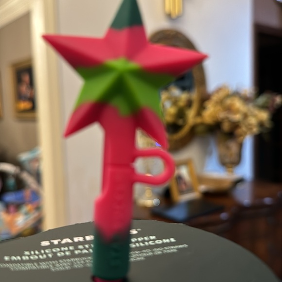 Starbuck’s 2023 Christmas Cup with straw and Silicone Topper - Picture 3 of 3